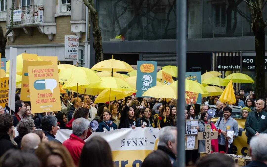 Médicos aderem massivamente à greve e manifestam-se em força frente ao Ministério da Saúde